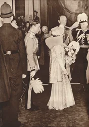VI. György király és Erzsébet királyné távozik a koronázás tiszteletére rendezett ebédről, 1937
