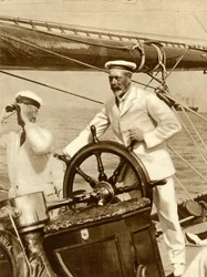 V. György király a Britannia nevű jachtja volánjánál a Cowes Regatta héten, 1924-ben, 1935-ben.