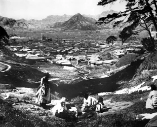 Koreai nők egy domboldalon, Szöul, Korea, 1900