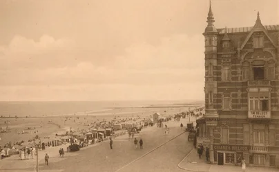 La Digue et la Plage, Promenade and the Beach, 1900.