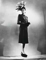 La femme chic, Jacques Fath francia divattervező ruhája, Párizs, 1943. január