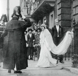 Lady Elizabeth Bowes-Lyon házasodni készül a Westminster Abbeybe, 1923. április 26., 1937.