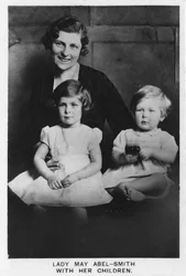 Lady May Abel-Smith gyermekeivel, 1937