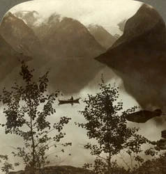 Loen-tó – gleccserek táplálják felhős hegyi partjain – Norvégia, 1905.