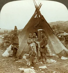 Lappföldi család és szánkókutya - nyári otthonukon kívül - egy domboldalon Norvégiában, 1905-ben.