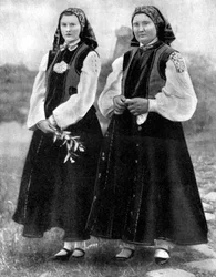 Lett nők népviseletben, 1936