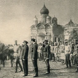 Lenin áttekinti az első moszkvai szovjet géppuskás parancsnoki iskola végzett hallgatóinak 11. csoportját.