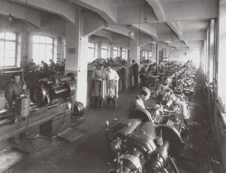 Lencsefeldolgozás az Optikai Mechanikai Egyesület pétervári gyárában, 1916
