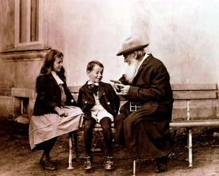 Lev Tolsztoj, orosz író, filozófus és misztikus, történetet mesél unokáinak, 1890-1910