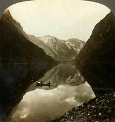 Lenézve a mély, még mindig Naerofjordra, Gudvangen közeléből, Norvégiából, 1905.