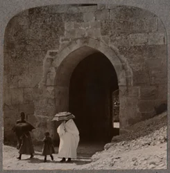 Mahommedán nők belépnek Jeruzsálembe a Heródes kapuján, 1900 körül