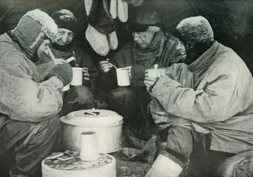 A sarki párt tagjai étkeznek a táborban, 1911, 1913