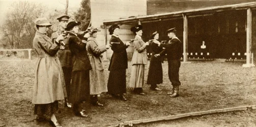 A WRNS tagjai a revolvergyakorlaton, 1915, 1935.