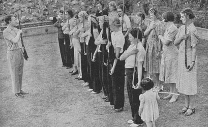 A Női Önkéntes Védelmi Hadtest tagjait puskagyakorlatban képezik ki, 1940. második világháború