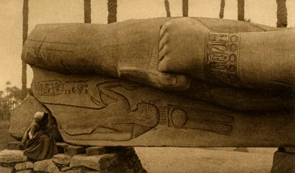Memphis – II. Ramszesz kolosszális szobra, részlet, c1918-c1939.