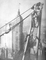 Férfiak, akiknek idegei felülmúlják egy hegymászóét a szakadékon, c1935