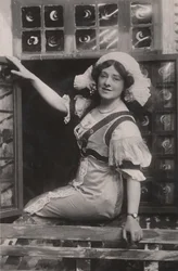 Miss Isabel Jay, 1879-1927, Christine szerepében a Dear Little Denmarkban, 1909.
