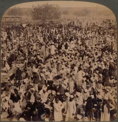 Mohamedánok a böjt napján a Jumma mecset előtt, délre néznek, Delhi, India, 1903