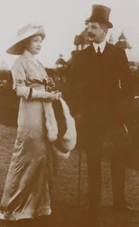 Moura Budberg első férjével von Benckendorfdal a berlini lóversenyen, 1913