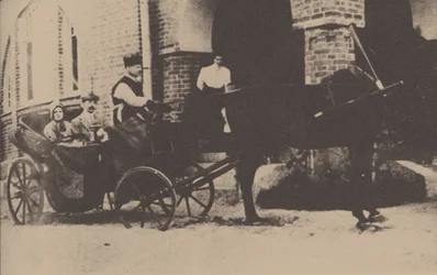 Moura Budberg első férjével, von Benckendorffal egy hintón észt birtokukon, 1912