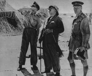 Churchill úr Sir A. Tedderrel és Auchinleck tábornokkal, 1942