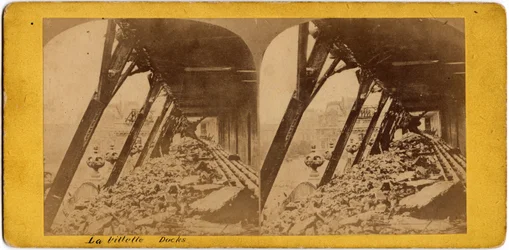 Párizs városa (1871): kilátás a Villette rakpartjairól. Névtelen fotózás. Nyomtatás kartonra. Homályos. 17x6 cm