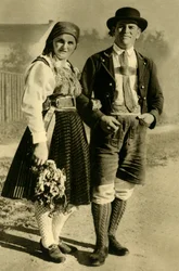 Ifjú házasok népviseletben, Karintia, Ausztria, 1935.
