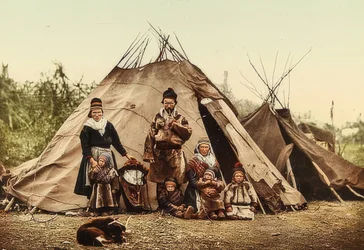 Norvégia. Lapp (szamii) család egy sátor előtt. 1900 körül. Fotokróm. Fotó: Photoglob / Zürich