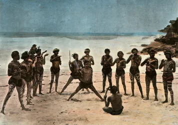 Új Gínea. Barioles pápuák tánca, Pápua Új-Guinea. Törzsi pápua tánc, 1900.