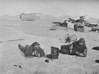 Megfigyelés szektáns és mesterséges horizont segítségével. 1895. július 1897