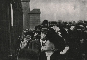 VII. Edward király haláláról szóló hivatalos értesítés a Buckingham-palota előtt, 1910. május.