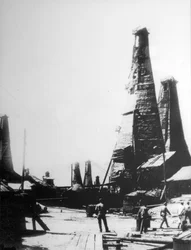 Olajkitermelés Bakuban, Oroszországban, c1903-c1906.