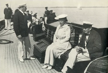 A Britannián György királlyal és Sir Charles Custtal, 1920, 1951.