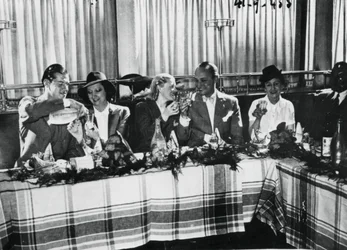 Népszerű francia énekesek éttermet nyitnak Párizsban, 1941 szeptemberében