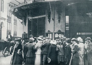 Az egyik párizsi élelmiszerbolt előtt, amikor féltek a város ostromától, 1914