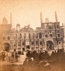 Paris Commune (1871): a Hotel de Ville képe az 1871. májusi tűzvész után. Névtelen fényképezés. Nyomtatás kartonra Dim. 8,5x8 cm