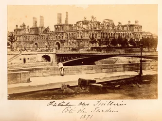 Paris Commune (1871): az Arcole híd és a Hotel de Ville képe az 1871. májusi tűzvész után. Névtelen fényképezés. Nyomtatás kartonra