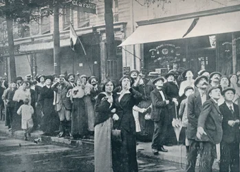 Párizsi tömeg nézi a város felett átrepülő egyik német repülőgépet, 1914