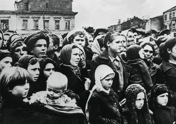 Az oroszországi Szmolenszk város lakossága, miután a Vörös Hadsereg felszabadította, 1943