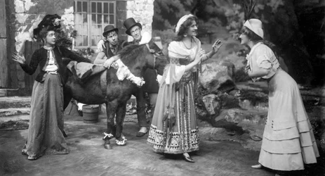 A meleg Gordonok előadása, 1907