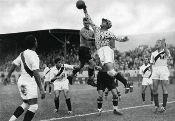 Perus olimpiai labdarúgócsapat akcióban, berlini olimpia, 1936