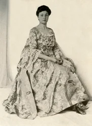 Fénykép egy kincob-brokátról, selyemhímzett Stomacherrel, c1750, 1937.