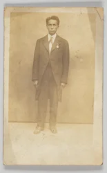 Fényképes képeslap egy öltönyös férfiról, 1904-1918.