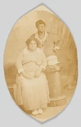Fényképes képeslap két azonosítatlan nőről, 1918-1930.