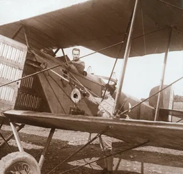 Pilóta kétfedelű repülőgépen, c1914-c1918