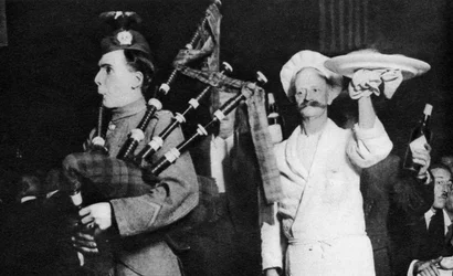 A haggis bemutatása egy kaledóniai banketten, London, 1926-1927