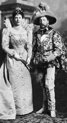 György herceg és Mary of Teck díszes ruhában, Devonshire House Ball, 1897