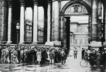 Sorban állás a Képviselőház polgári lakosságot tájékoztató irodája előtt, Párizs, 1940. július