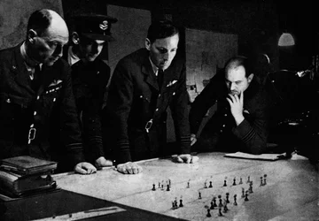 A RAF Bomber Command hadműveleti szobája egy rajtaütés során, 1941
