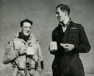 A RAF személyzete egy csésze teát élvezve, Málta, II. világháború, 1942, 1944.